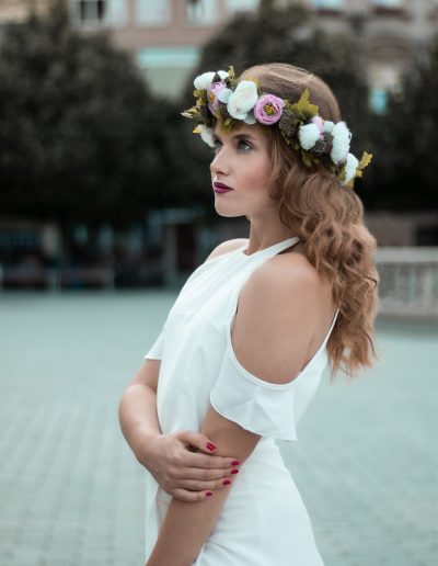 Portrétní fotografie focená svatební fotografkou Fotky s duší v centru Brna s květinovým věnečkem.