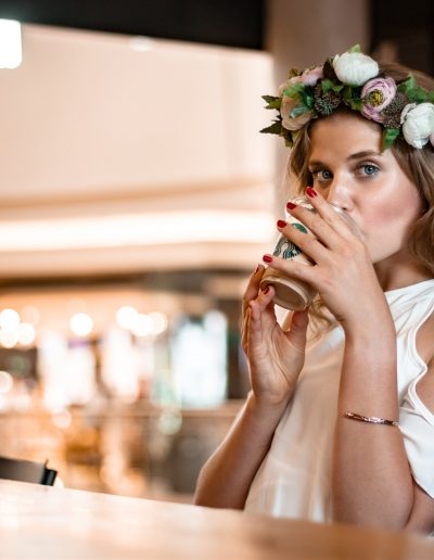 Portrétní fotografie focená svatební fotografkou Fotky s duší v centru Brna s květinovým věnečkm.