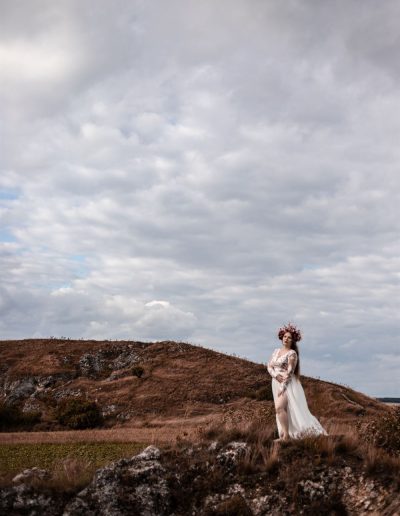 Portrétní fotografie focená svatební fotografkou Fotky s duší na Malhostovické pecce ve svatebních šatech s korunou.