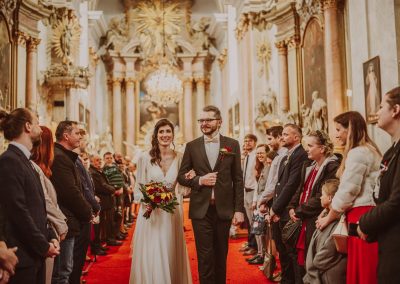 Svatební focení focené svatební fotografkou z Fotky s duší v Polešovicích u Uherského Hradiště na Slovácku u kostela sv. Petra a Pavla