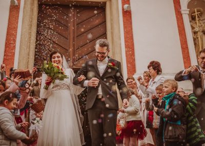 Svatební focení focené svatební fotografkou z Fotky s duší v Polešovicích u Uherského Hradiště na Slovácku u kostela sv. Petra a Pavla