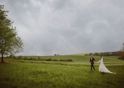 Svatební párové focení focené svatební fotografkou z Fotky s duší u rybníka v Polešovicích na Slovácku.