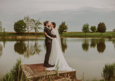 Svatební párové focení focené svatební fotografkou z Fotky s duší u rybníka v Polešovicích na Slovácku.