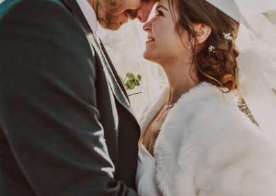 Svatební fotografie od svatbení fotografky Fotky s duší pořízená ve skanzenu ve Strážnici na Slovácku v únoru, kde má nevěsta kožíšek. Ženich a nevěsta si užívají čas strávený spolu.