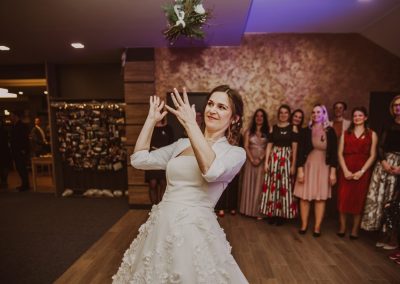 Svatební fotografie od svatební fotografky Fotky s duší pořízená ve Strážnici na Slovácku v únoru, kde má nevěsta kožíšek.